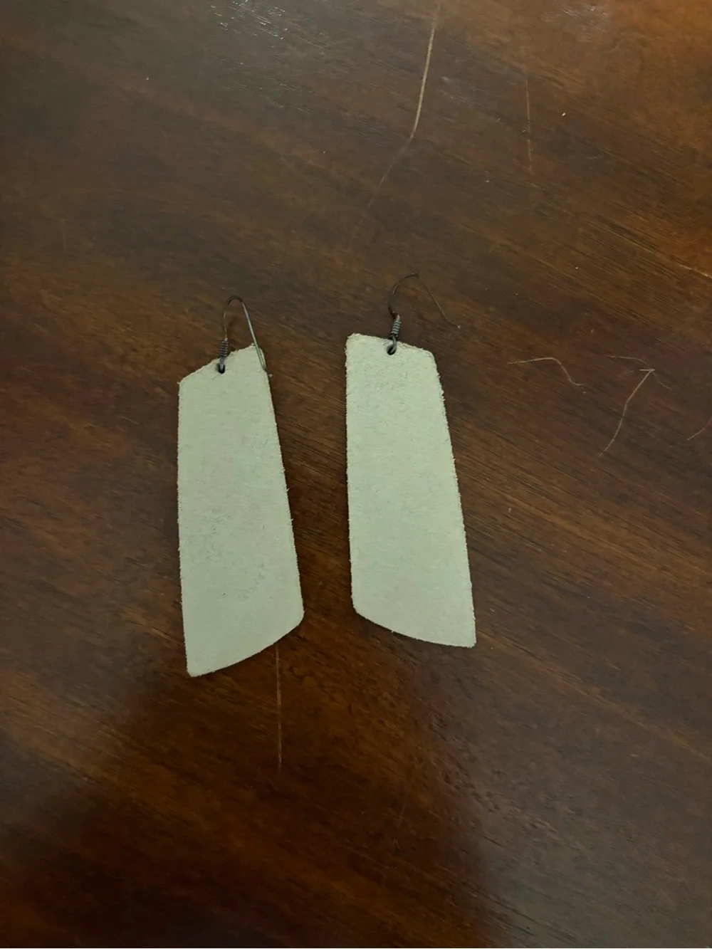 Nickel and suede silver gems
